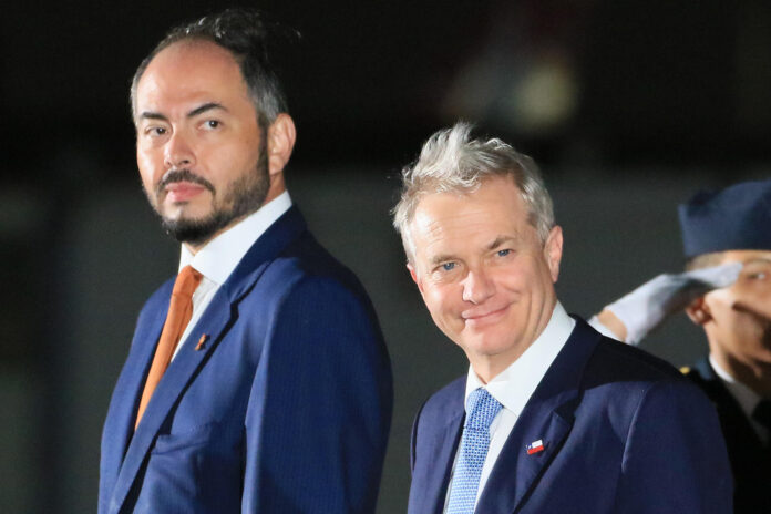 El presidente de Chile, José Antonio Kast (c), reacciona a su llegada junto al ministro de Defensa de Perú, Amadeo Javier Flores, este lunes para asistir a los actos oficiales de la transmisión de mando e investidura programados para el martes, de la presidenta electa de Perú, Keiko Fujimori, en Lima (Perú). EFE/ Germán Falcón
