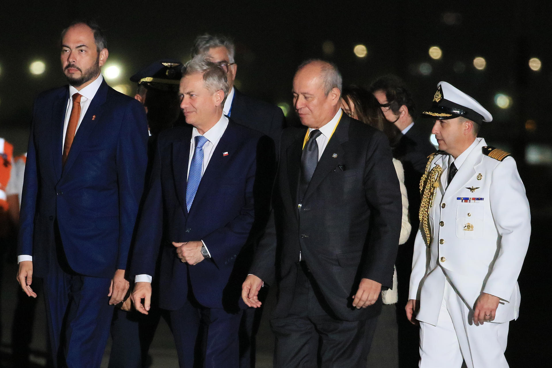 El presidente de Chile, José Antonio Kast (c), llega este lunes para asistir a los actos oficiales de la transmisión de mando e investidura programados para el martes, de la presidenta electa de Perú, Keiko Fujimori, en Lima (Perú). EFE/ Germán Falcón
