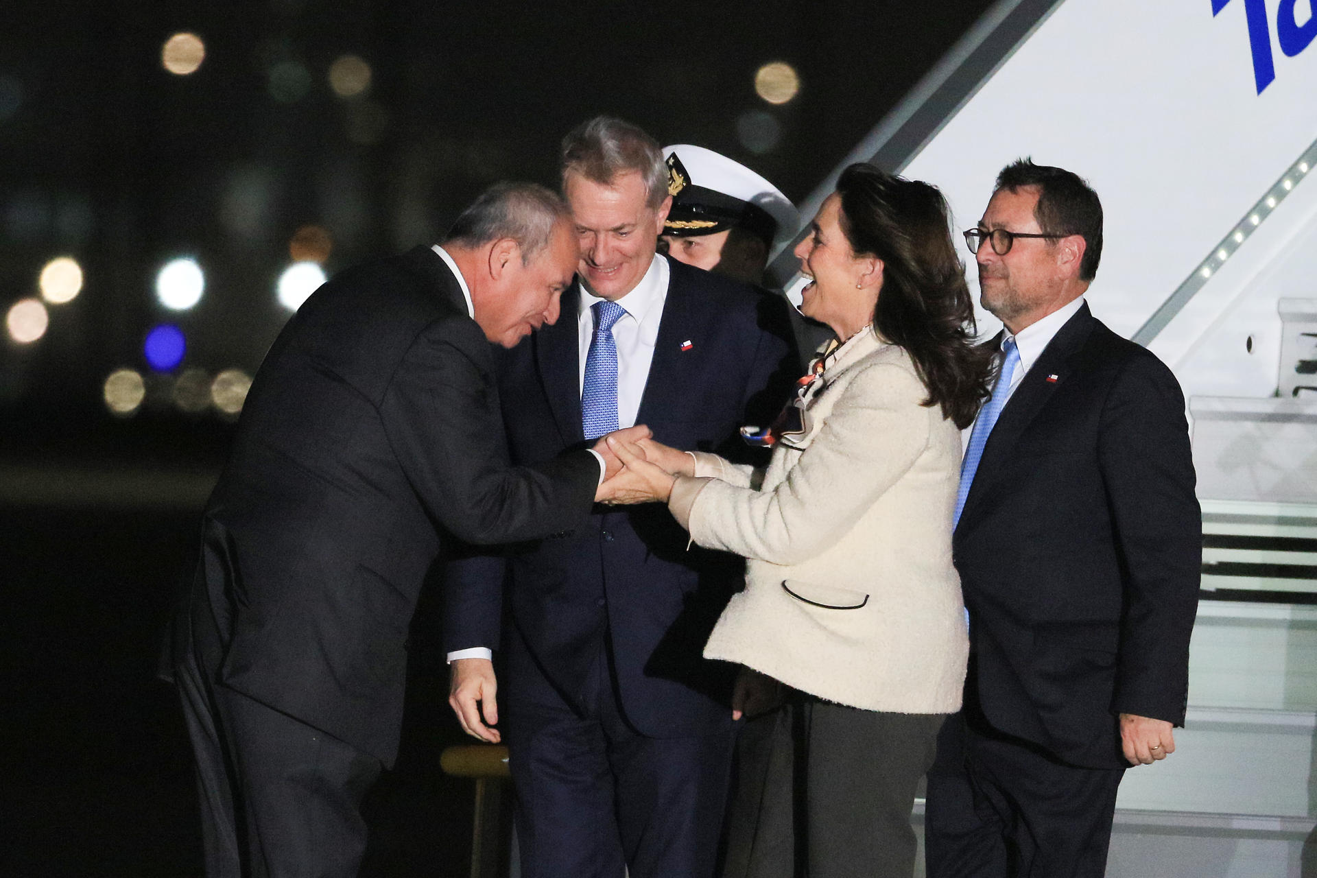 El presidente de Chile, José Antonio Kast (c) y su esposa María Pía Adriasola (2-d), saludan a su llegada este lunes para asistir a los actos oficiales de la transmisión de mando e investidura programados para el martes, de la presidenta electa de Perú, Keiko Fujimori, en Lima (Perú). EFE/ Germán Falcón
