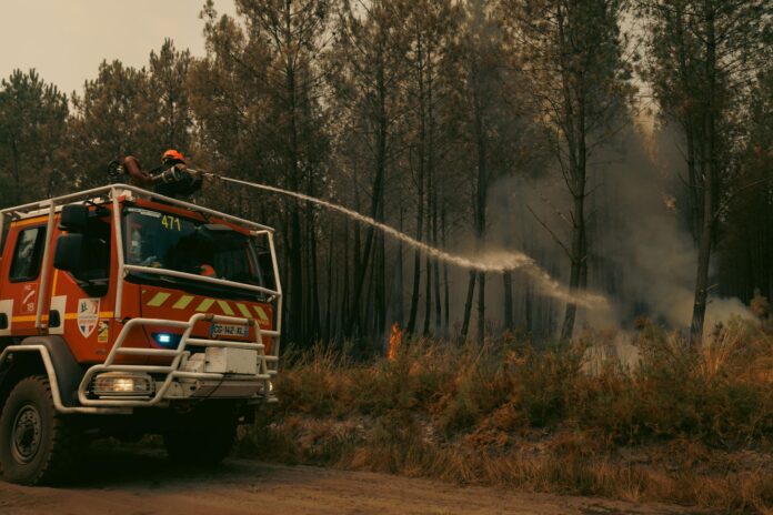 Un equipo de bomberos combate un incendio forestal en Saint-Jean-d'Illac, en el suroeste de Francia, este lunes.
EFE/LAURENT PERPIGNA
