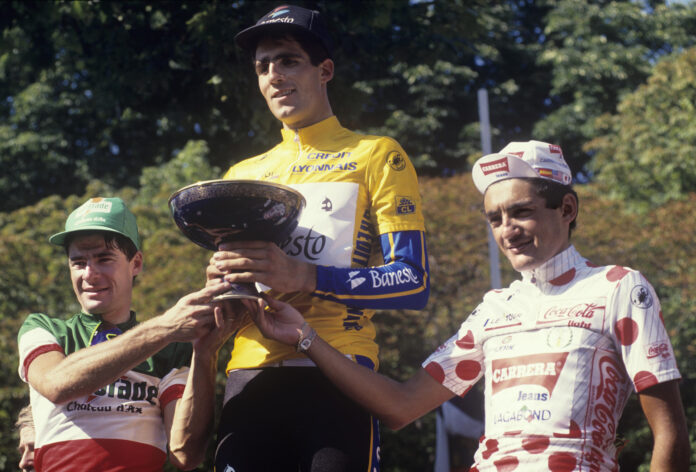 Hace 35 años Miguel Indurain ganó el primero de sus cinco Tours de Francia consecutivos. En la imagen, Indurain en el centro junto a los italianos Gianni Bugno, a la izquierda, y Claudio Chiapucci. EFE/Mondelo/aa/Archivo
