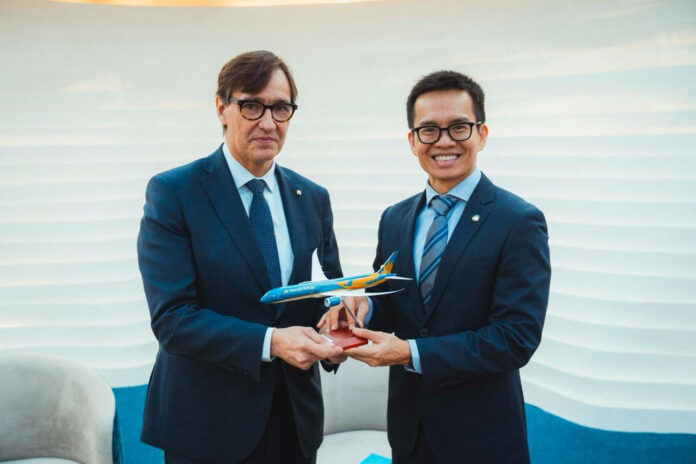 AME3595. HANÓI (VIETNAM), 28/07/2026.- Fotografía cedida por el Gobierno de Cataluña que muestra al presidente catalán, Salvador Illa (i), posando junto a el director de Planificación y Desarrollo Corporativo de Vietnam Airlines, Nguyen Quang Trun, este martes en Hanói (Vietnam). Cataluña y Vietnam se han comprometido a estudiar la posibilidad de establecer un vuelo directo entre Barcelona y Hanói durante la visita al país asiático de Illa, quien realiza en la región un viaje institucional de carácter principalmente económico. EFE/ Gobierno de Cataluña /SOLO USO EDITORIAL/ NO VENTAS/ SOLO DISPONIBLE PARA ILUSTRAR LA NOTICIA QUE ACOMPAÑA (CRÉDITO OBLIGATORIO)
