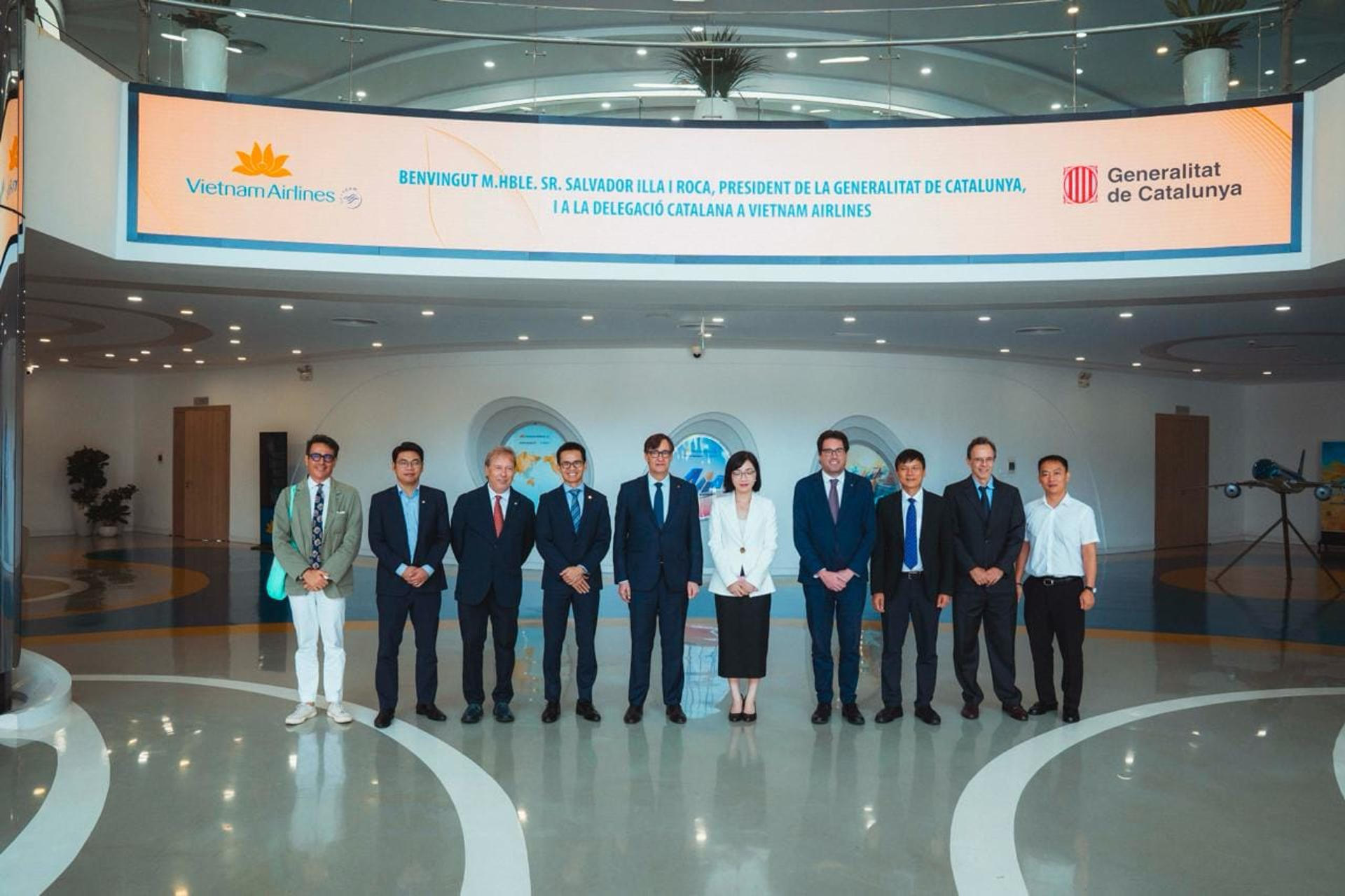 AME3596. HANÓI (VIETNAM), 28/07/2026.- Fotografía cedida por el Gobierno de Cataluña que muestra al presidente catalán, Salvador Illa posando junto a integrantes de la aerolínea Vietnam Airlines este martes, en Hanói (Vietnam). Cataluña y Vietnam se han comprometido a estudiar la posibilidad de establecer un vuelo directo entre Barcelona y Hanói durante la visita al país asiático de Illa, quien realiza en la región un viaje institucional de carácter principalmente económico. EFE/ Gobierno de Cataluña /SOLO USO EDITORIAL/ NO VENTAS/ SOLO DISPONIBLE PARA ILUSTRAR LA NOTICIA QUE ACOMPAÑA (CRÉDITO OBLIGATORIO)
