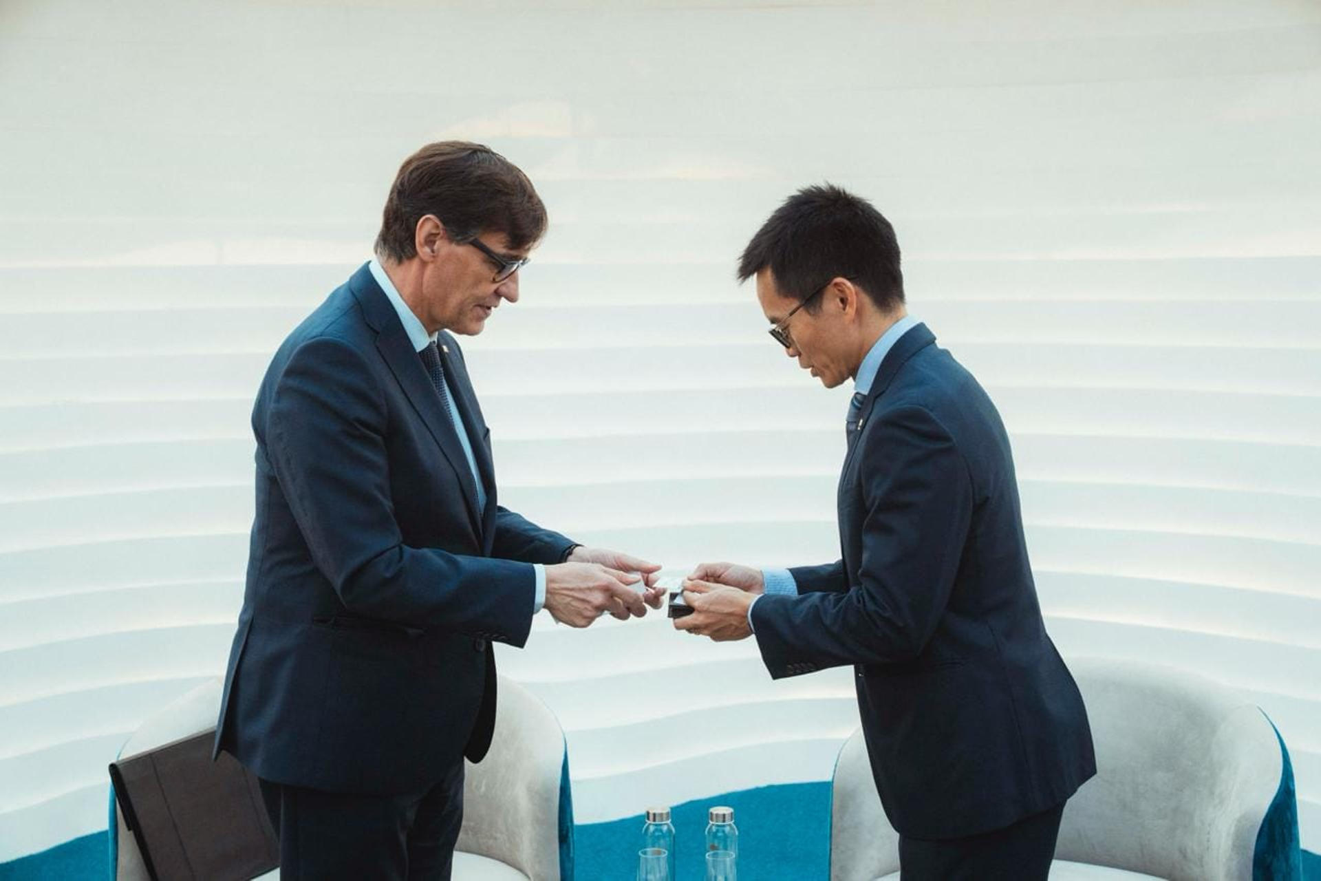 HANÓI (VIETNAM), 28/07/2026.- El presidente catalán, Salvador Illa (i) y el director de Planificación y Desarrollo Corporativo de Vietnam Airlines, Nguyen Quang Trun, este martes en Hanói (Vietnam). Cataluña y Vietnam se han comprometido a estudiar la posibilidad de establecer un vuelo directo entre Barcelona y Hanói durante la visita al país asiático de Illa, quien realiza en la región un viaje institucional de carácter principalmente económico. EFE/ Gobierno de Cataluña /SOLO USO EDITORIAL/ NO VENTAS/ SOLO DISPONIBLE PARA ILUSTRAR LA NOTICIA QUE ACOMPAÑA (CRÉDITO OBLIGATORIO)
