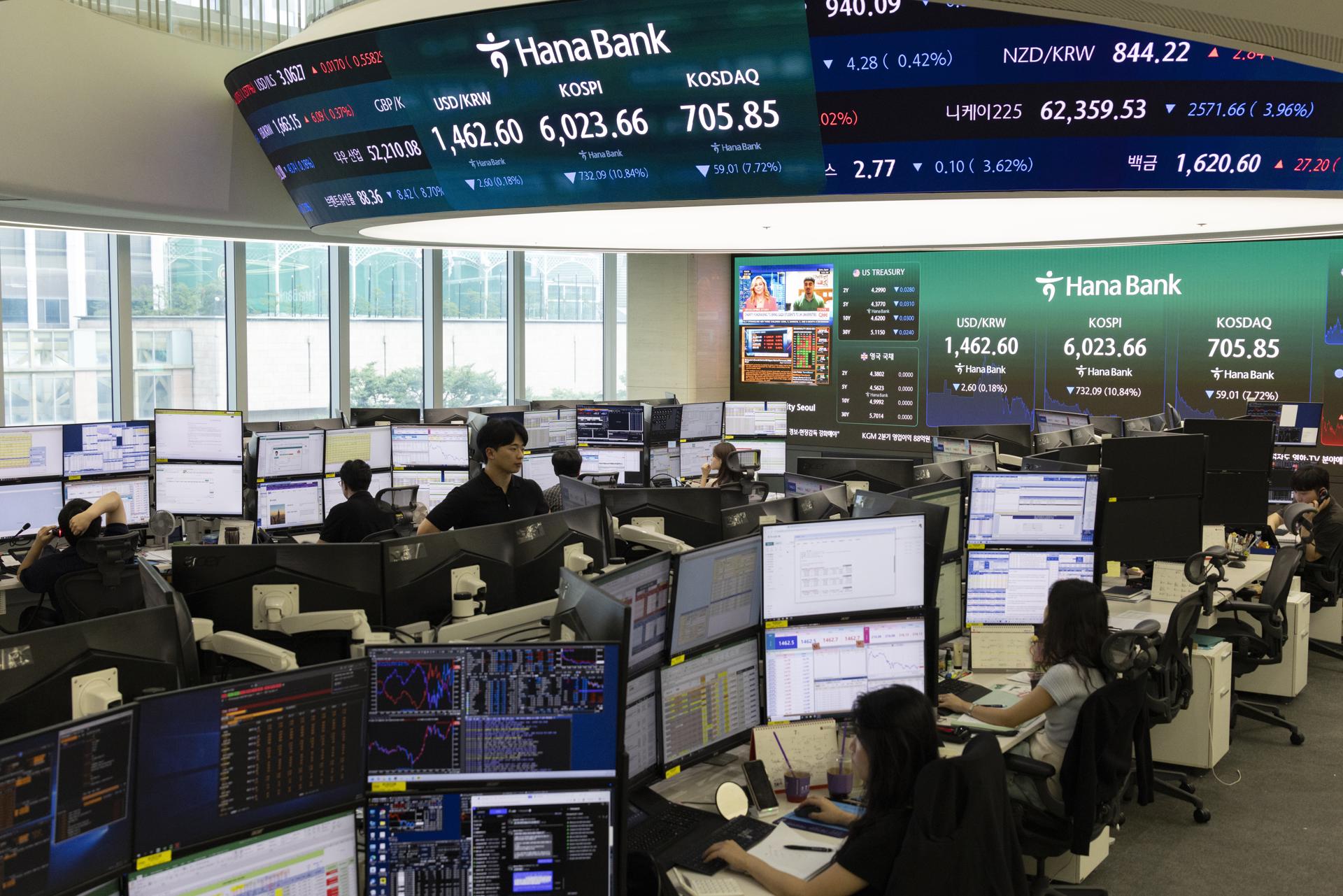 El Kospi surcoreano durante la jornada de este martes en la que sufrió importantes pérdidas. 
EFE/EPA/JEON HEON-KYUN
