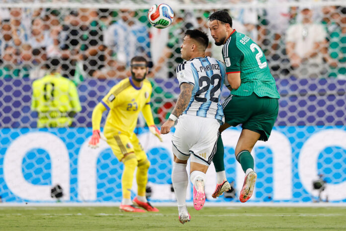 Fotografía del pasado 16 de junio, en la que puede verse al internacional argelino Aissa Mandi (d), durante un partido del Mundial de Estados Unidos, México y Canadá. EFE/ Juan Ignacio Roncoroni
