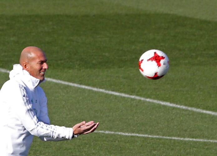Fotografía de archivo del 27 de noviembre de 2017, en la que puede verse al francés Zinedine Zidane, durante un entrenamiento cuando era técnico del Real Madrid. EFE/J.J.Guillen
