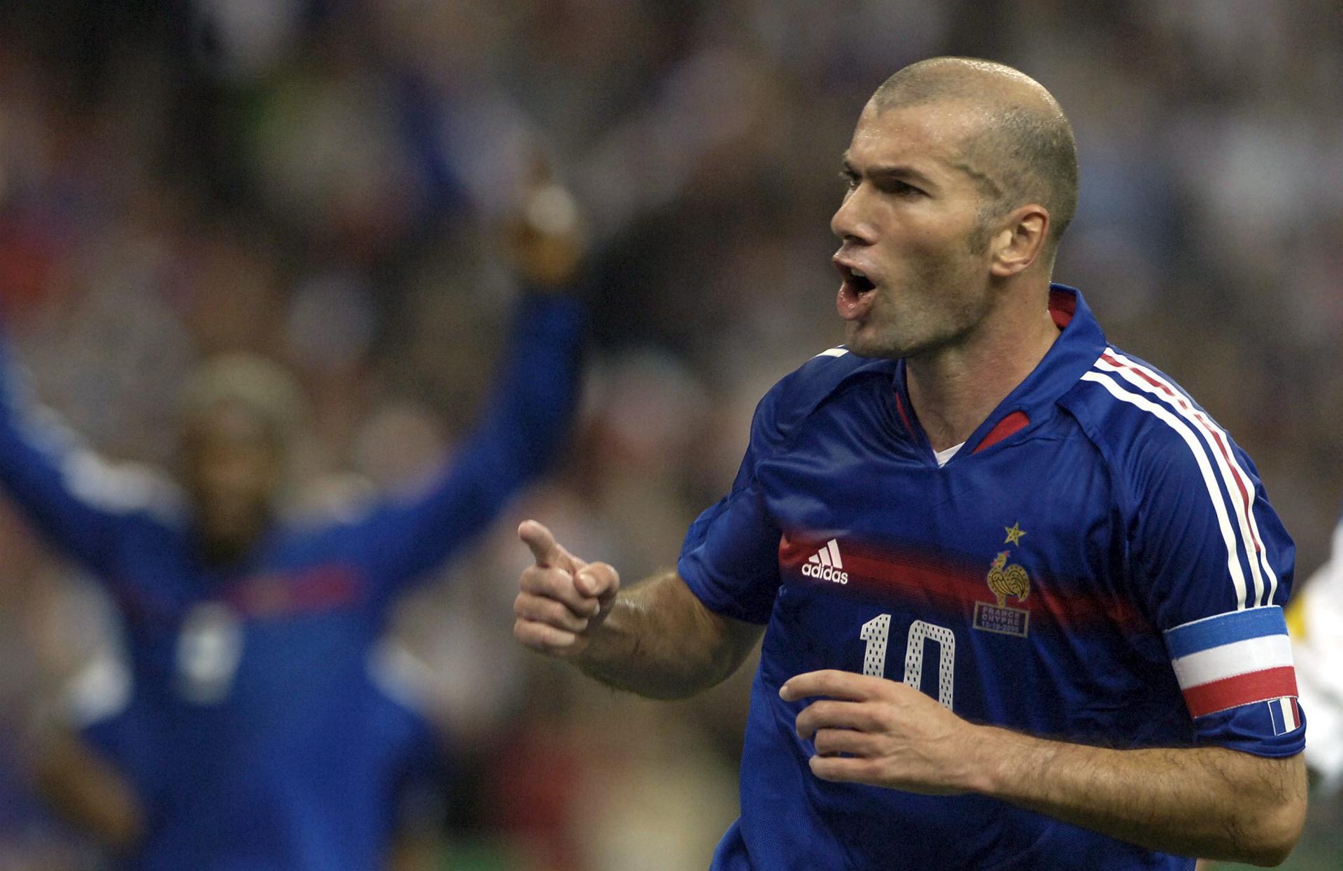 Fotografía de archivo del 12 de octubre de 2005, en la que puede verse a Zinedine Zidane como jugador de la selección de Francia. EFE/Oliver Weiken
