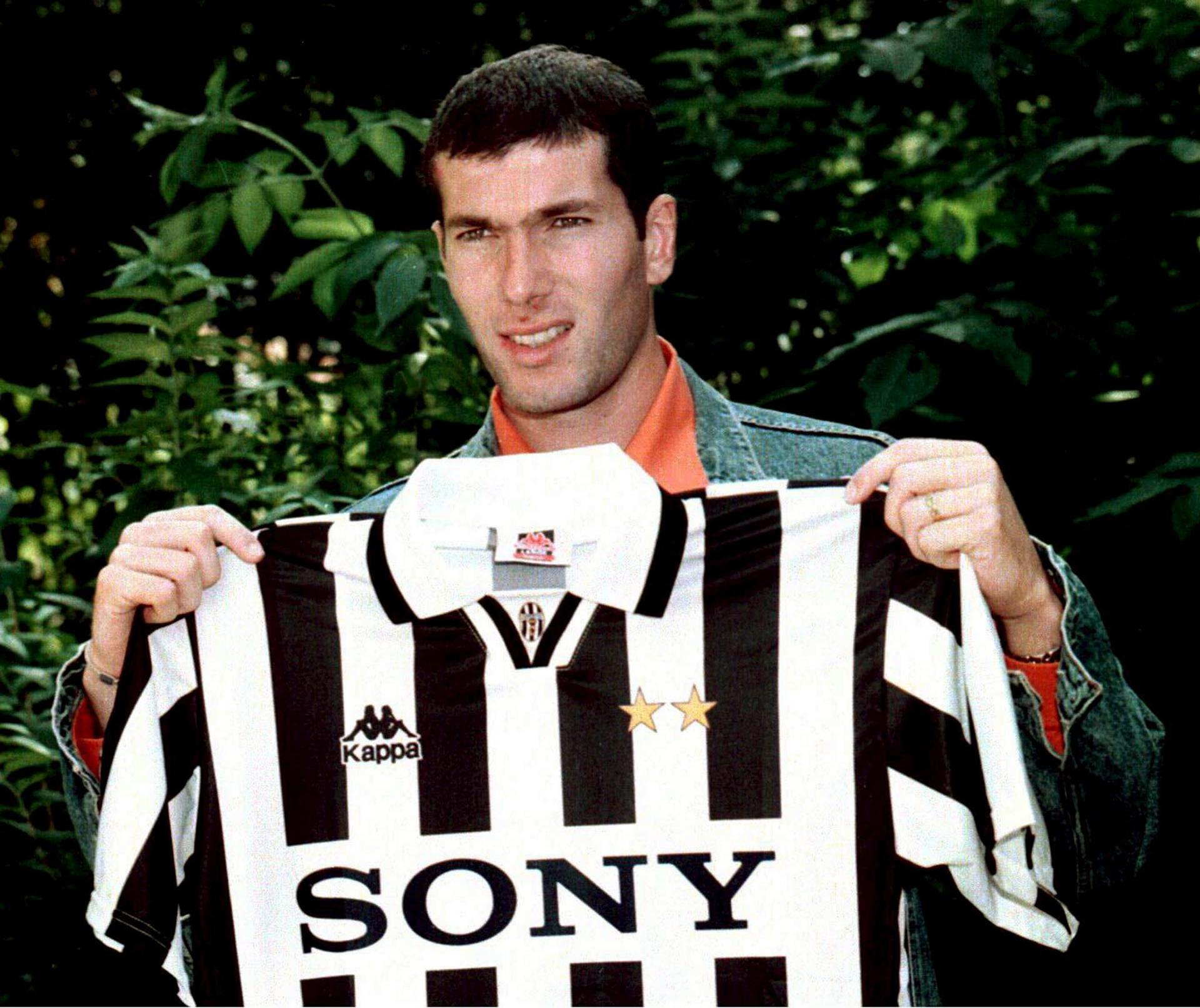 Fotografía de archivo del 3 de julio de 1996, en la que puede verse al francés Zinedine Zidane cuando fichó como futbolista del Juventus FC. EFE/LA PRESSE/HANDOUT
