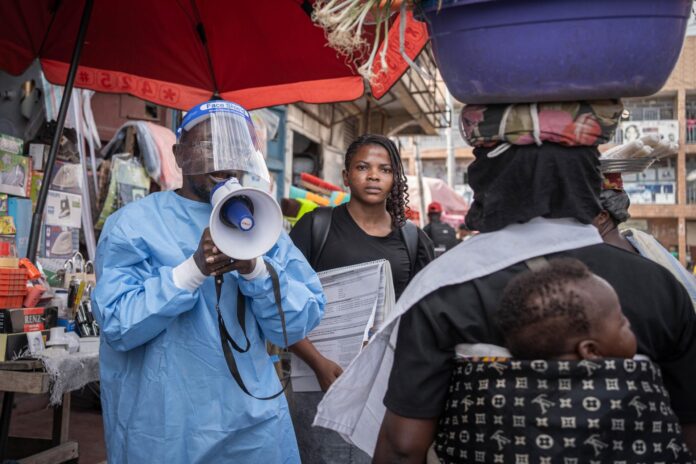 Imagen de archivo de un trabajador de Unicef durante el brote de ébola desatado en la República Democrática del Congo (RDC) que se propagó a Uganda, ya libre de la enfermedad. EFE/EPA/MARIE JEANNE MUNYERENKANA
