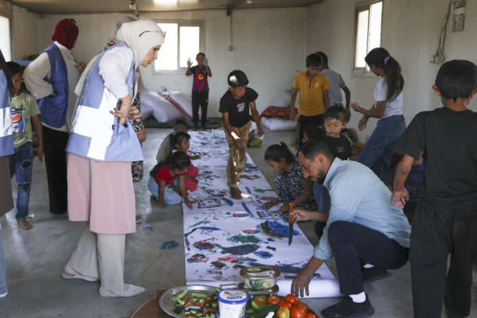 Un año después del asesinato por el disparo de un colono del activista palestino Awdah al Hathalin, que colaboró en el oscarizado documental 'No other land', la comunidad beduina de Um al Jair se ve amenazada por nuevas caravanas donde se han instalado familias de israelíes. EFE/ Magda Gibelli
