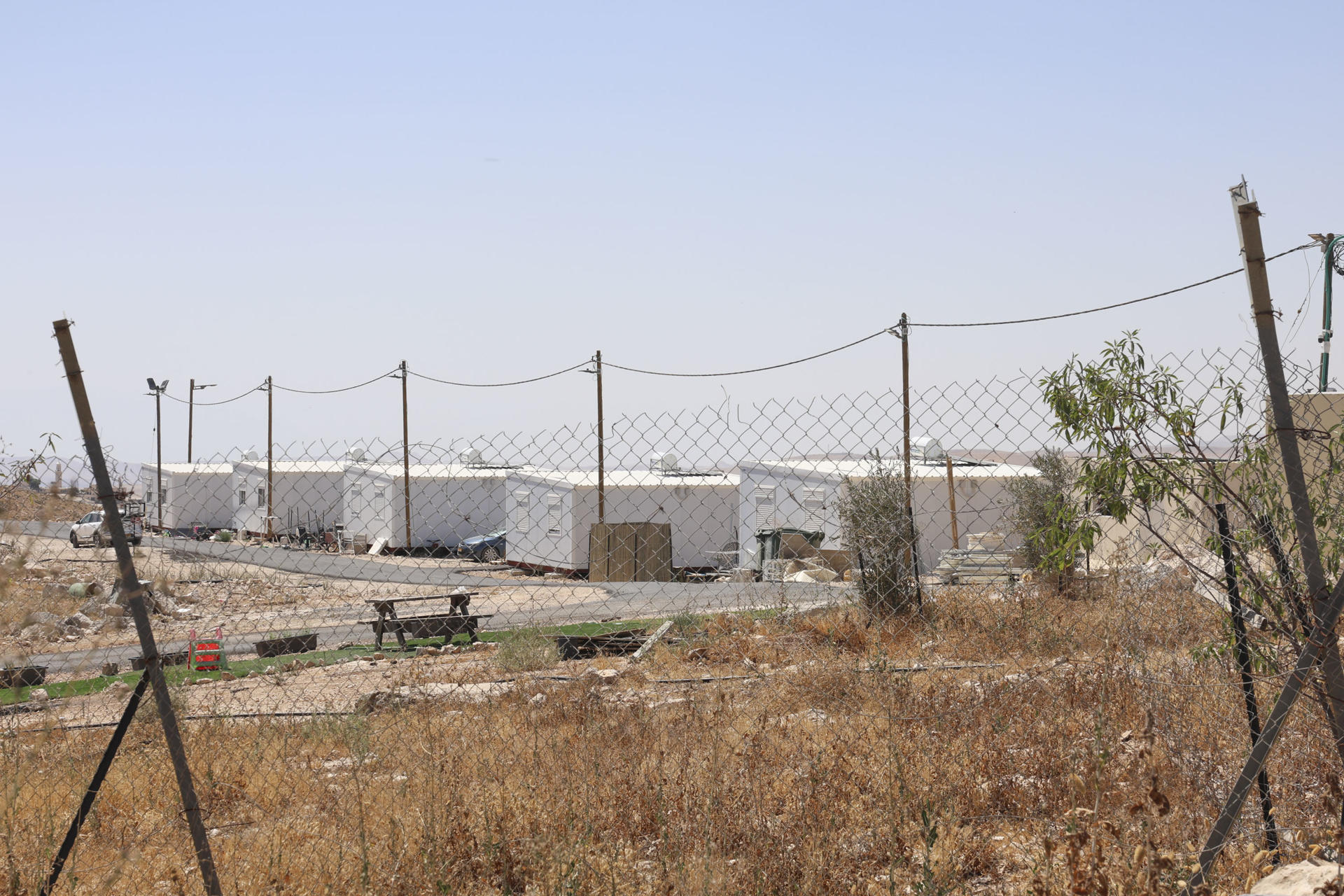 La comunidad beduina de Um al Jair se ve amenazada por nuevas caravanas donde se han instalado familias israelíes, un año después del asesinato por el disparo de un colono del activista palestino Awdah al Hathalin, que colaboró en el oscarizado documental 'No other land'. EFE/ Magda Gibelli
