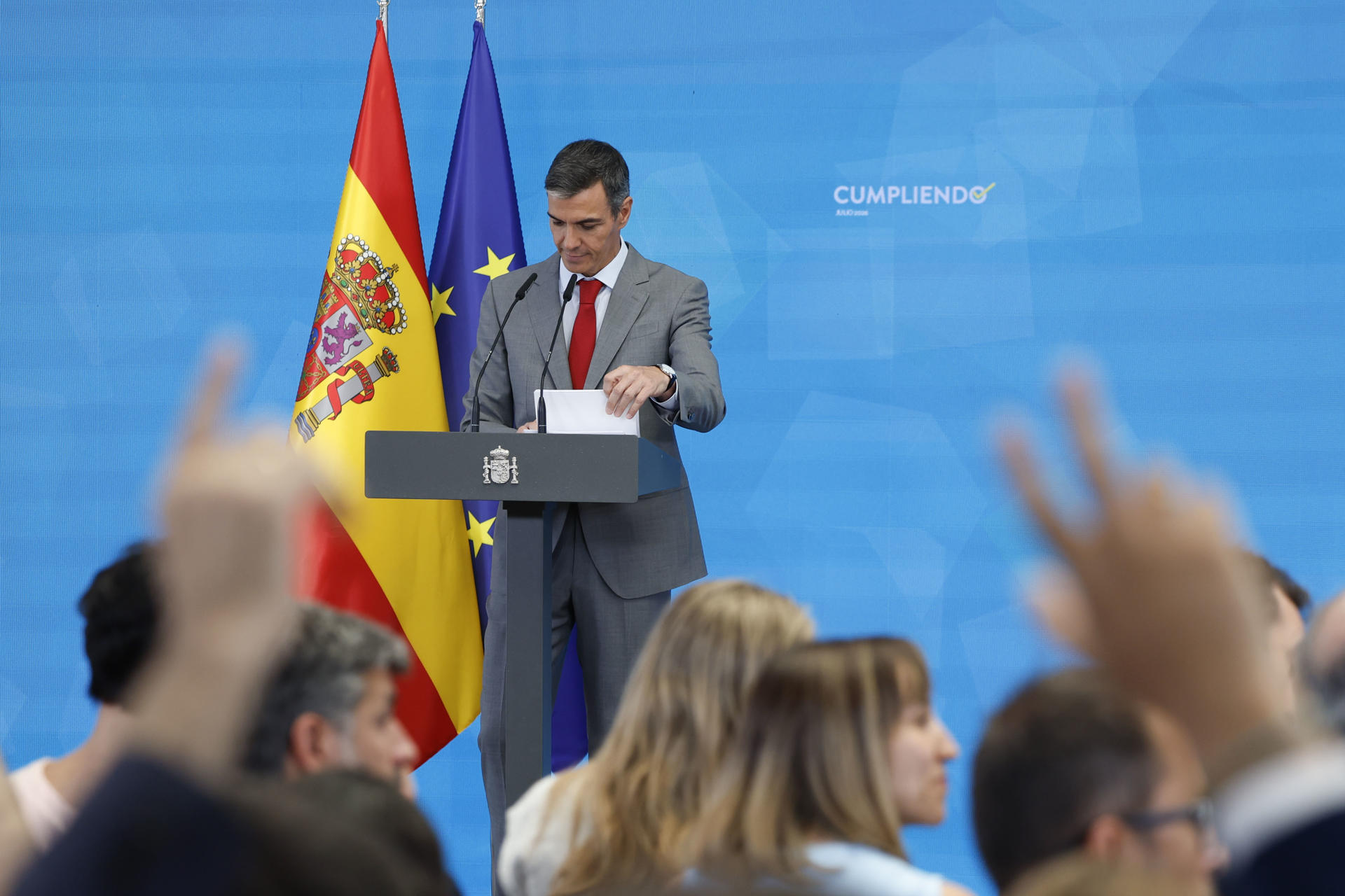 El presidente del Gobierno, Pedro Sánchez, hace balance este martes de un difícil curso político marcado por diversas causas judiciales que afectan al PSOE o a su entorno familiar y por la falta de acuerdos que han impedido aprobar el decreto previsto sobre vivienda y alejan la posibilidad de unos nuevos presupuestos. EFE/ Mariscal
