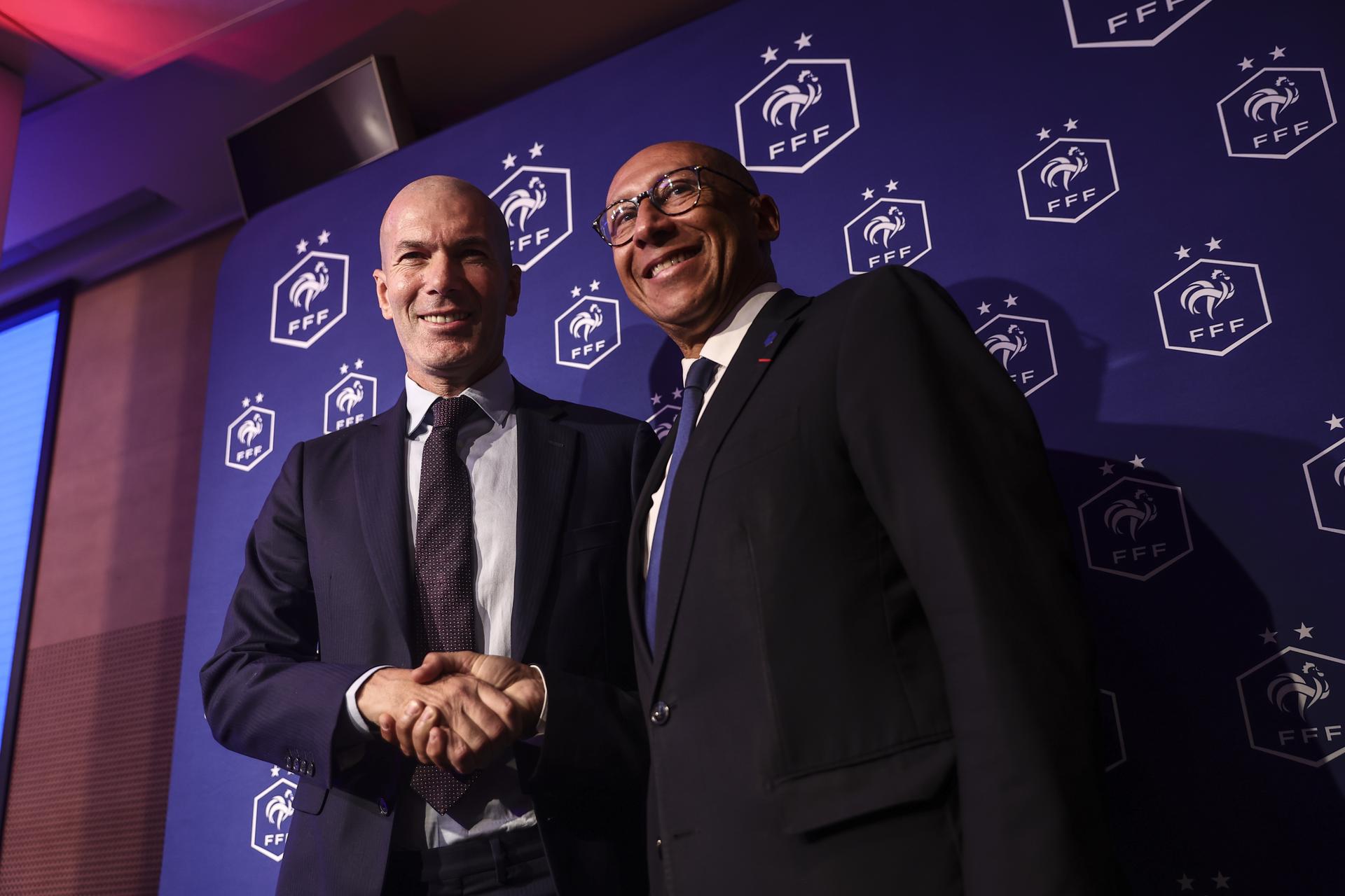 Zinedine Zidane durante su presentación este martes como nuevo seleccionador de fútbol de Francia. A su lado, el presidente de la Federación francesa, Philippe Diallo. EFE/EPA/TERESA SUAREZ
