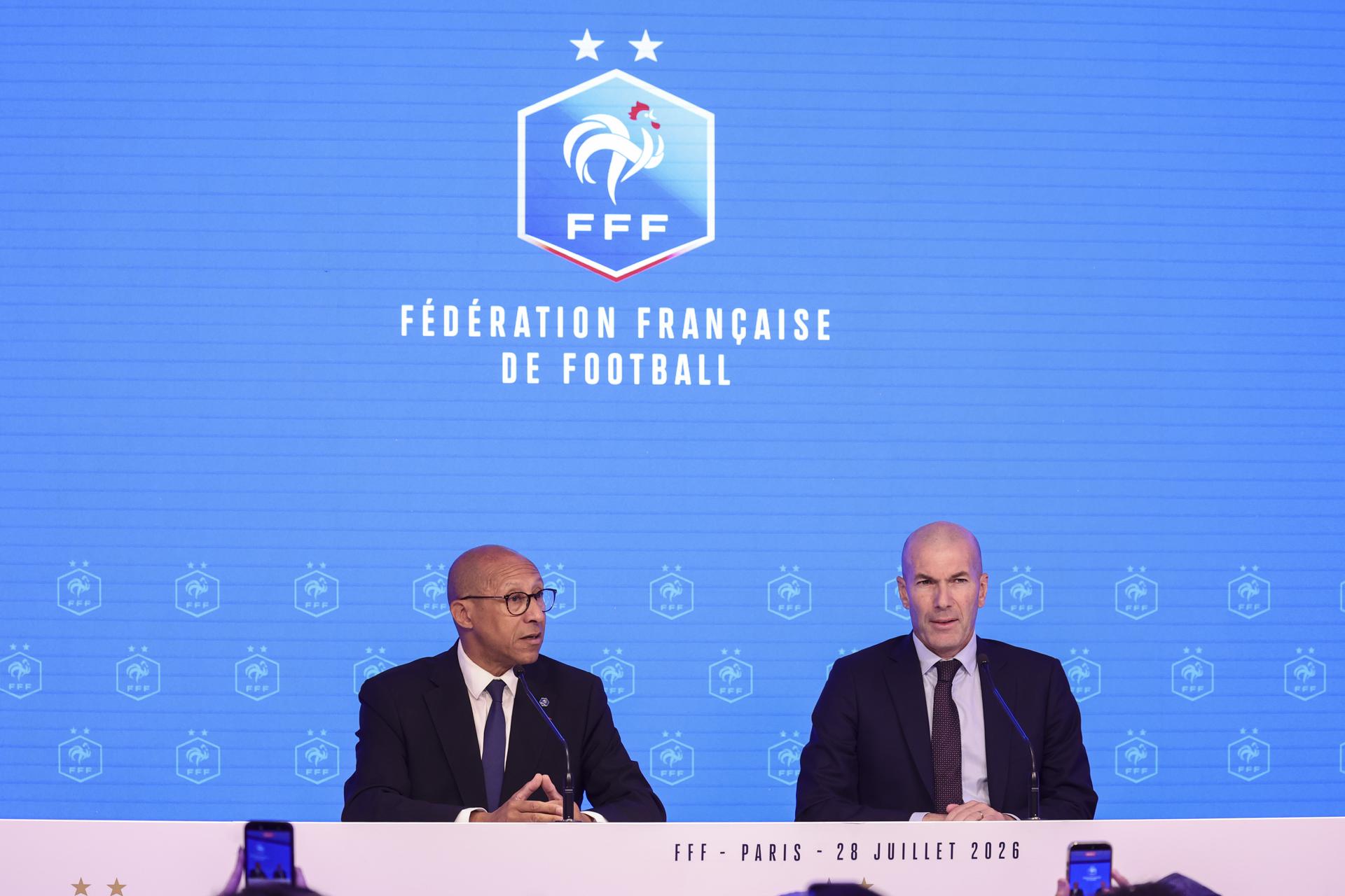 Zinedine Zidane (dch) durante su presentación este martes como nuevo seleccionador de fútbol de Francia.  A su lado, el presidente de la Federación francesa,  Philippe Diallo. EFE/EPA/TERESA SUAREZ
