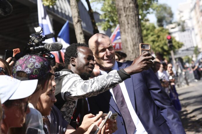 Zinedine Zidane saluda a seguidores durante su presentación este martes en París como nuevo seleccionador de Francia. EFE/EPA/TERESA SUAREZ
