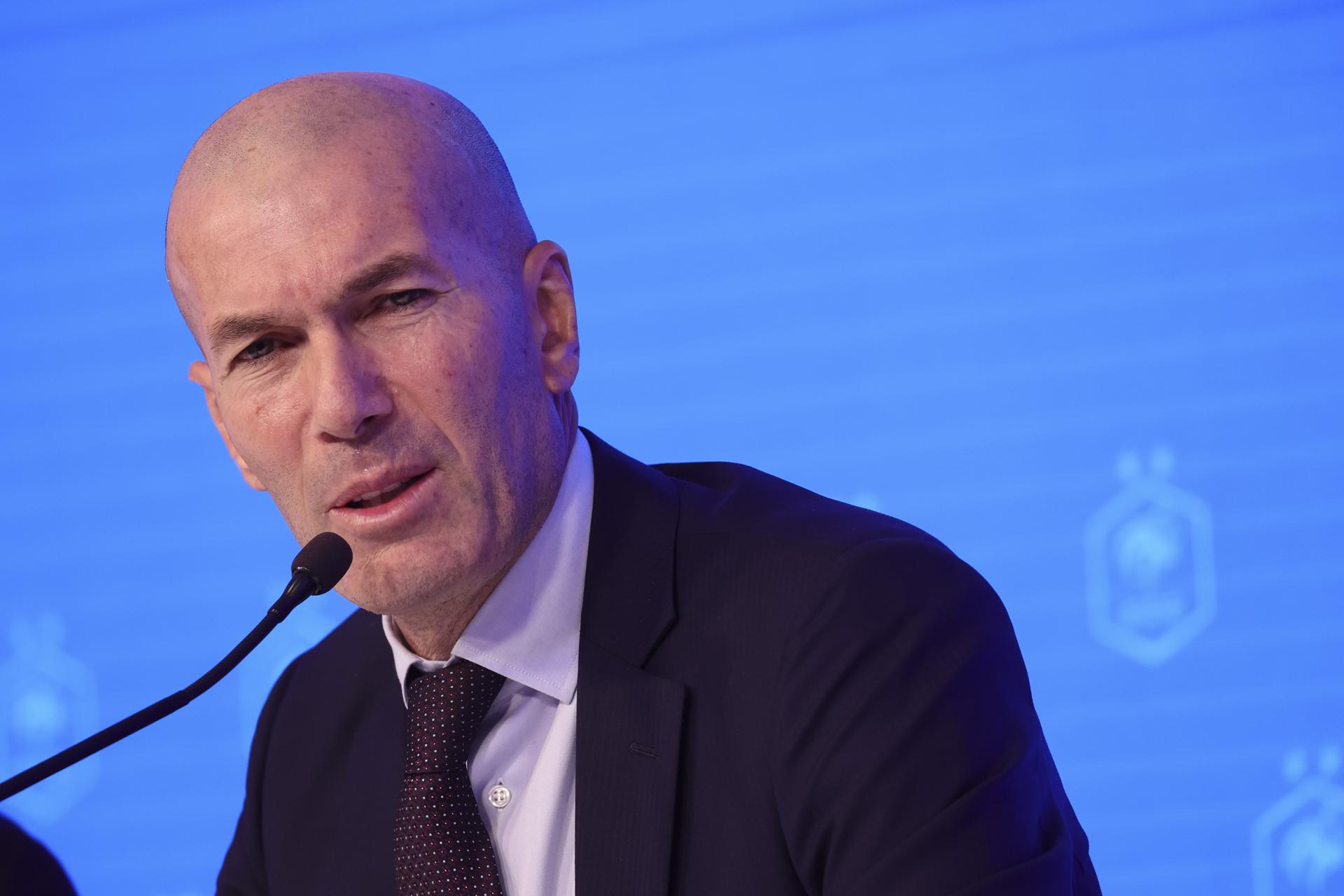 Zinedine Zidane durante su presentación este martes en París como nuevo seleccionador de Francia. EFE/EPA/TERESA SUAREZ
