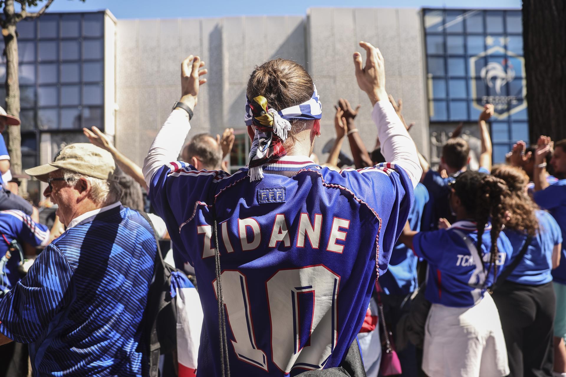 Seguidores celebran la presentación de Zinedine Zidane como nuevo seleccionador de Francia. EFE/EPA/TERESA SUAREZ
