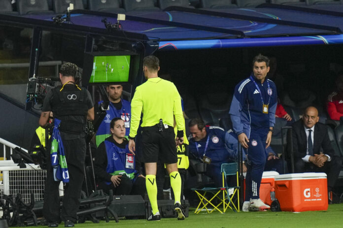 Fotografía de archivo del 21 de octubre de 2025, en la que puede verse al árbitro Urs Schnyder revisando una jugada en el VAR durante un partido de Liga de Campeones. EFE/Siu Wu
