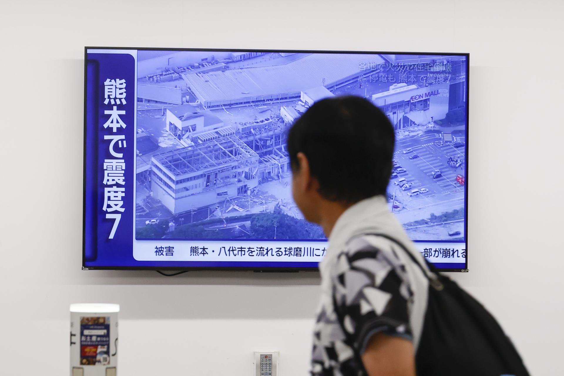 Un viajero observa las noticias sobre un terremoto de magnitud 7,1 que sacudió la prefectura japonesa de Kumamoto, en la Terminal 1 del Aeropuerto de Haneda. EFE/EPA/RODRIGO REYES MARIN
