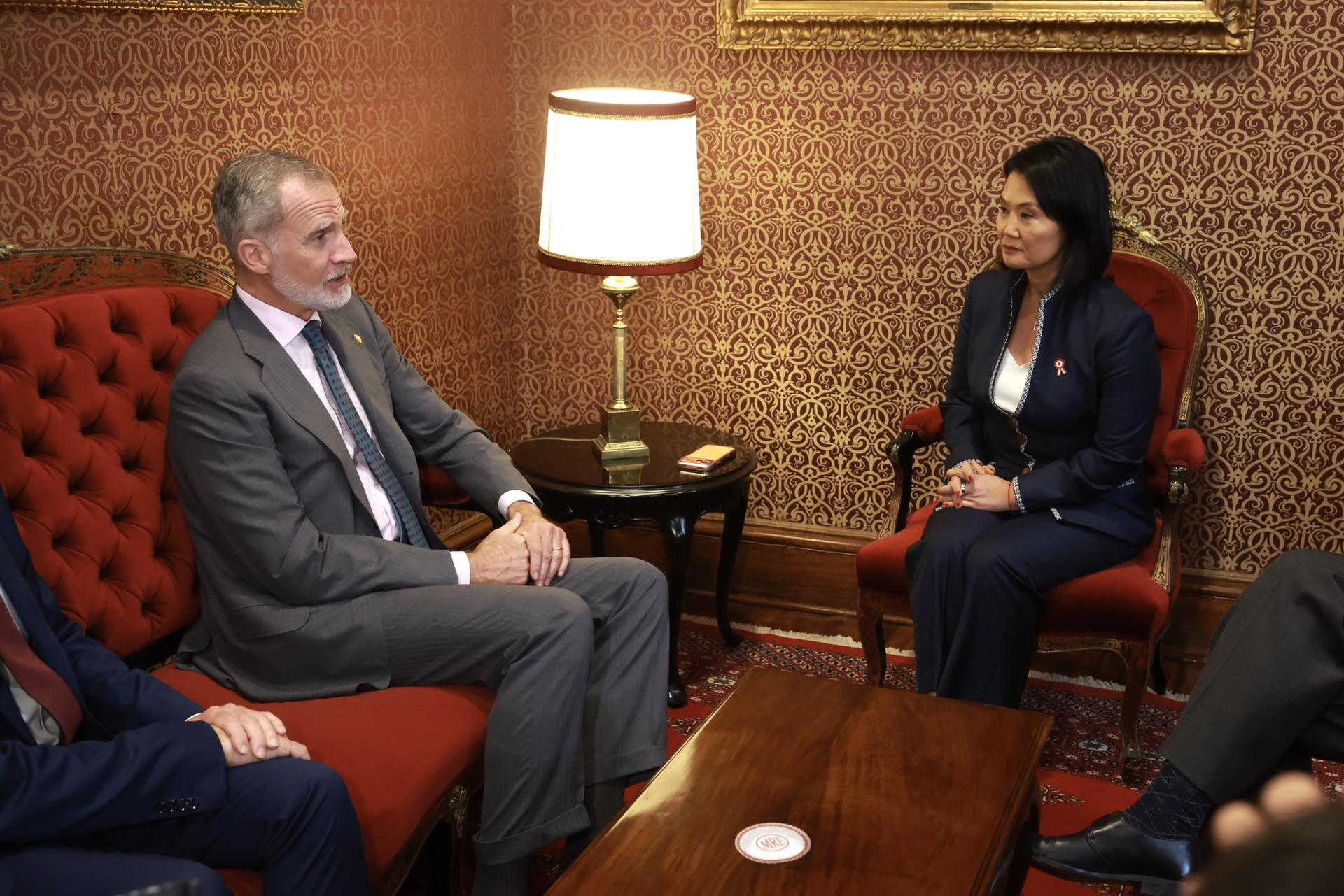 El rey de España, Felipe VI (i), se reúne con la presidenta electa de Perú, Keiko Fujimori, este lunes, en el Palacio de Gobierno en Lima (Perú). Felipe VI está en Lima para asistir a la investidura de la derechista Fujimori. EFE/ Casa Real /SOLO USO EDITORIAL/ SOLO DISPONIBLE PARA ILUSTRAR LA NOTICIA QUE ACOMPAÑA (CRÉDITO OBLIGATORIO)
