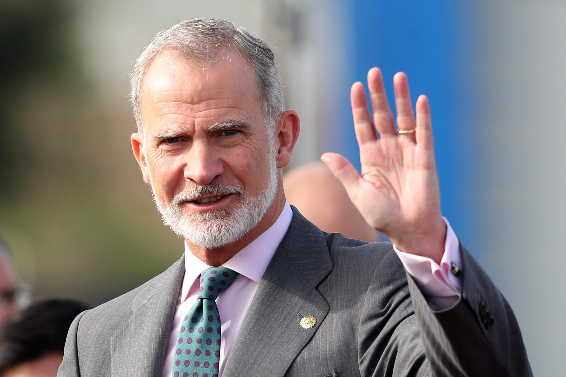El rey de España, Felipe VI, saluda durante su llegada este lunes para asistir a la ceremonia de toma de posesión de mando de la presidenta electa de Perú, Keiko Fujimori, que tendrá lugar el 28 de julio en Lima (Perú). EFE/ Paolo Aguilar

