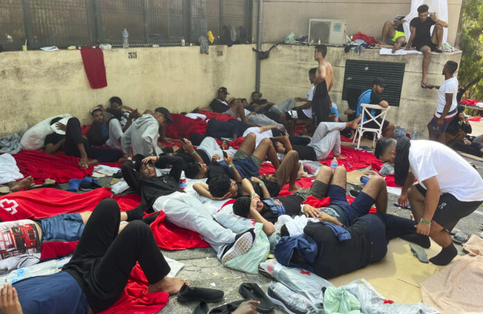 -Ceuta ha vuelto a vivir una madrugada de máxima presión migratoria, agravada por la falta de visibilidad en algunas zonas del mar por la niebla, lo que ha provocado el acceso de más de 70 migrantes de distintas nacionalidades, mientras que Marruecos ha conseguido frenar a más de 200 personas más. Según han informado a EFE fuentes policiales, la situación se ha vuelto a vivir en el espigón fronterizo sur del Tarajal, por donde grupos de migrantes han intentado acceder a nado, al igual que han hecho otras personas durante los últimos días.EFE/ Reduan Dris
