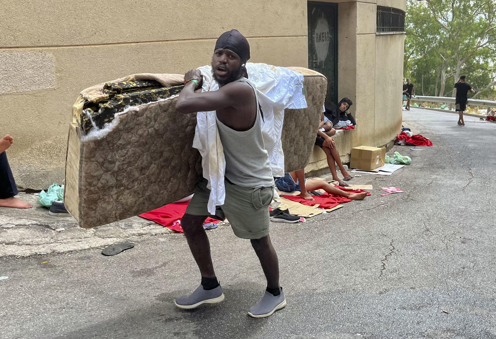 -Ceuta ha vuelto a vivir una madrugada de máxima presión migratoria, agravada por la falta de visibilidad en algunas zonas del mar por la niebla, lo que ha provocado el acceso de más de 70 migrantes de distintas nacionalidades, mientras que Marruecos ha conseguido frenar a más de 200 personas más. Según han informado a EFE fuentes policiales, la situación se ha vuelto a vivir en el espigón fronterizo sur del Tarajal, por donde grupos de migrantes han intentado acceder a nado, al igual que han hecho otras personas durante los últimos días.EFE/ Reduan Dris
