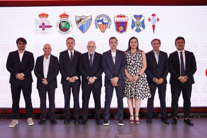 El presidente de Laliga Javier Tebas (c), durante la fotografía de familia en el acto institucional de bienvenida con los clubes ascendidos en primera y segunda para la temporada 2026/27, este martes en Madrid.-EFE/ Chema Moya
