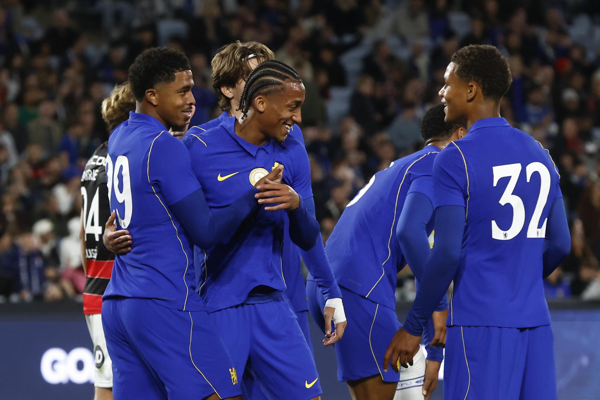 Joao Pedro, del Chelsea, celebra un gol con sus compañeros durante el partido amistoso disputado este martes contra el Western Sydney Wanderers FC. EFE/ MARK EVANS *Prohibido su uso en Australia y Nueva Zelanda*

