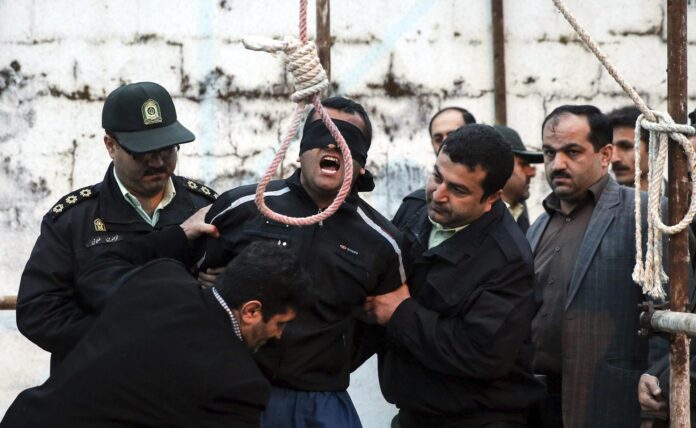 FOTO ARCHIVO. Balal (c), condenado a muerte por el asesinato de un hombre llamado Abdulá Hoseinzadeh en el año 2007, pidiendo a gritos clemencia durante su ejecución en la ciudad de Nowshahr, en el norte de Irán. Según informaciones publicadas, el homicida, de 19 años, fue salvado de morir en el último minuto por los padres de su víctima, que decidieron intervenir para parar su ejecución. EFE/Arash Khamooshi
