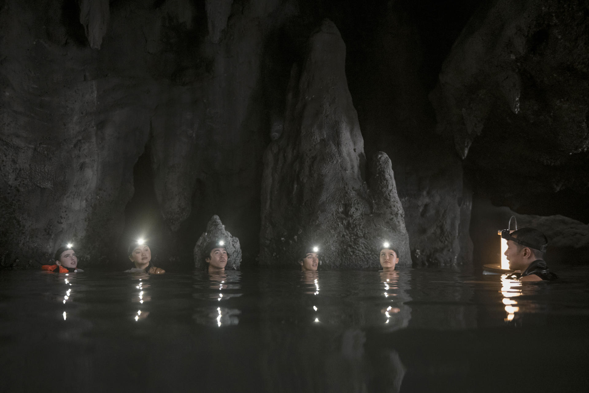 Fotografía cedida por Amazon que muestra una escena de la película 'The Devil's Mouth' ('La boca del diablo') un suspense que llevó al límite a su elenco con extenuantes jornadas de más de 13 horas sumergidos en aguas profundas de 12 metros para recrear el acecho de una feroz bestia. EFE/ Jirathit Saengavut/ Amazon /SOLO USO EDITORIAL/ NO VENTAS/ SOLO DISPONIBLE PARA ILUSTRAR LA NOTICIA QUE ACOMPAÑA (CRÉDITO OBLIGATORIO)
