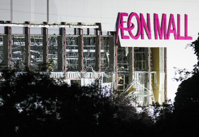 - Una vista del centro comercial Aeon Mall Kumamoto dañado tras un potente terremoto en Kumamoto, Japón, el 28 de julio de 2026. Varias personas quedaron atrapadas en el interior del centro comercial después de que parte de su segundo piso colapsara tras un terremoto de magnitud 7,1, según la Agencia de Gestión de Desastres y Bomberos de Japón. (Terremoto/sismo, Japón) EFE/EPA/JIJI PRESS JAPAN OUT USO EDITORIAL EXCLUSIVO/
