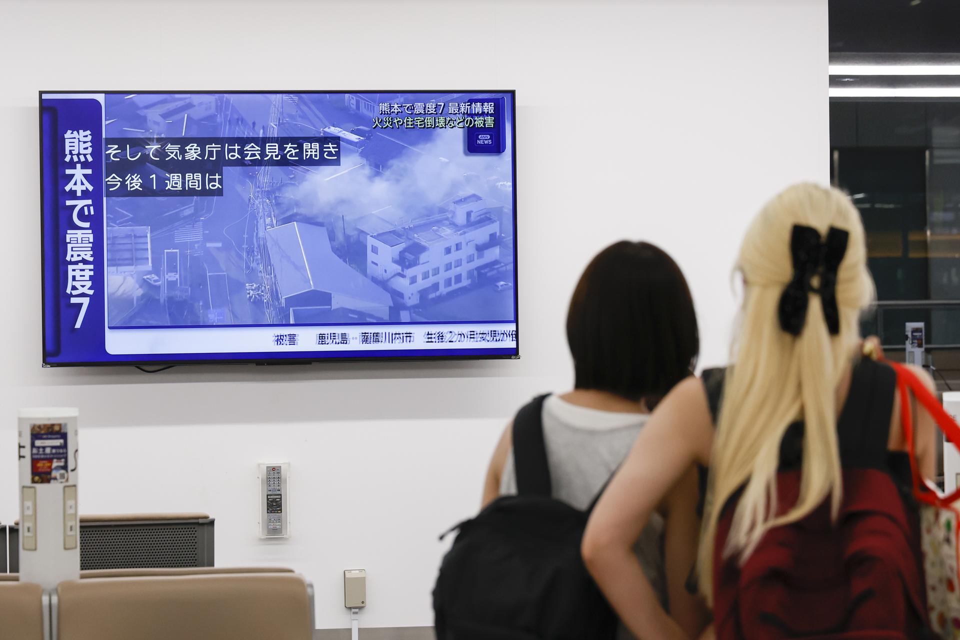 - Los viajeros ven los reportajes de noticias de un terremoto de magnitud 7,1 que sacudió la prefectura de Kumamoto en Japón en la Terminal 1 del Aeropuerto de Haneda, tras un terremoto preliminar de magnitud 7,1 que sacudió la prefectura de Kumamoto en Japón, interrumpiendo los servicios de vuelos regionales y de conexión en Tokio, Japón, el 28 de julio de 2026. (Terremoto/sismo, Japón, Tokio) EFE/EPA/RODRIGO REYES MARIN
