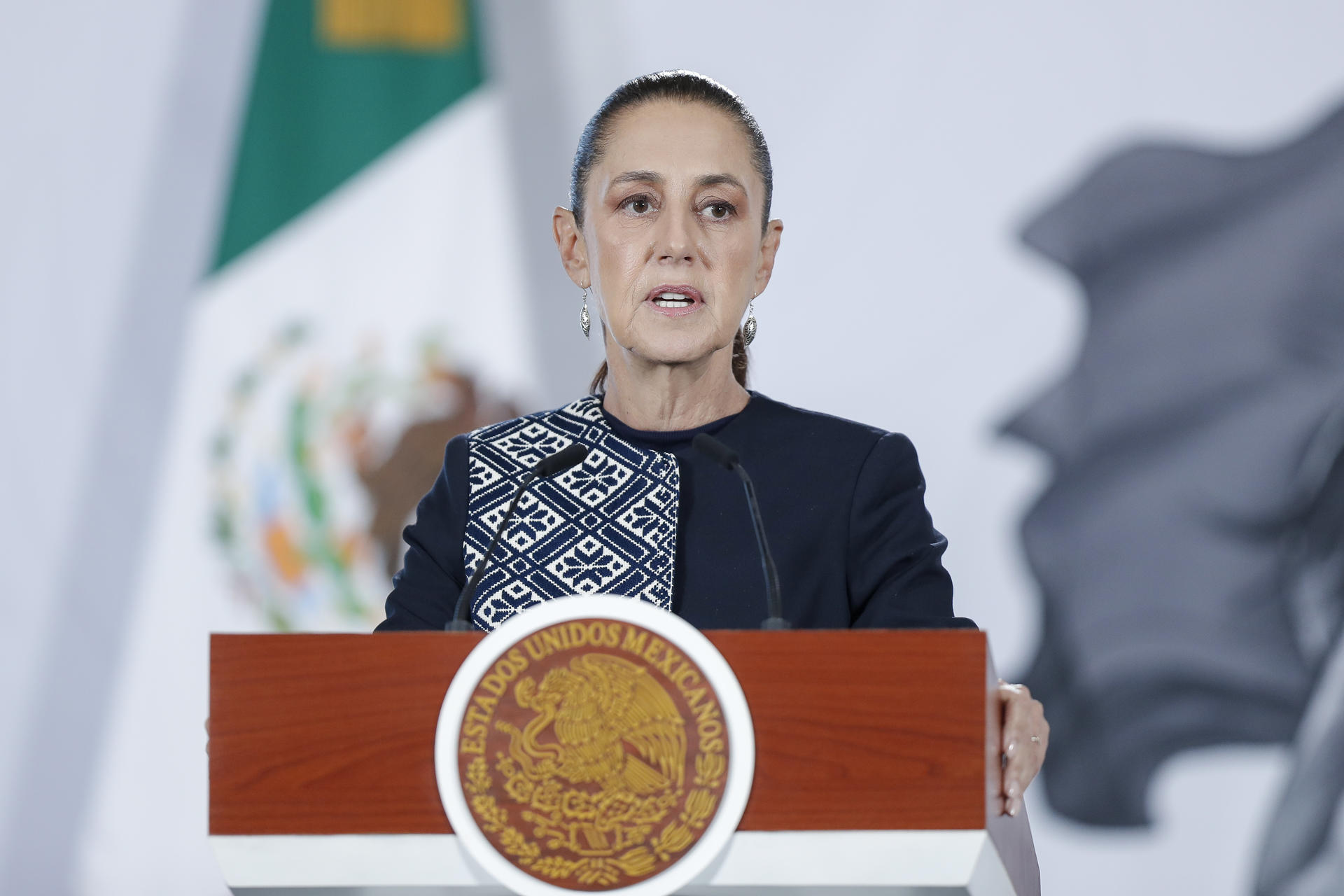 La presidenta de México, Claudia Sheinbaum, habla en una rueda de prensa este martes, en el Palacio Nacional de Ciudad de México (México). EFE/ Isaac Esquivel
