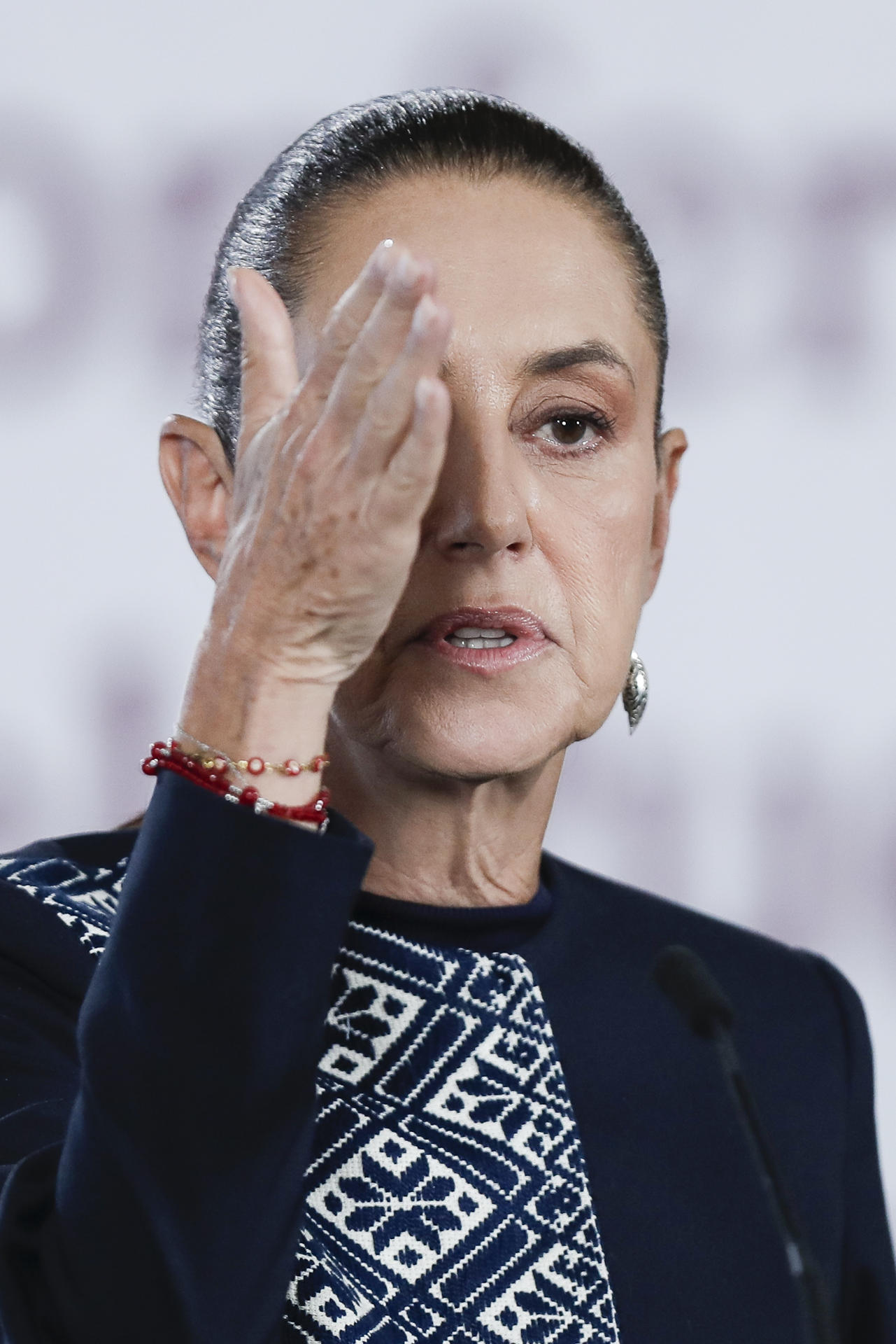 La presidenta de México, Claudia Sheinbaum, habla en una rueda de prensa este martes en el Palacio Nacional en la Ciudad de México (México). EFE/Isaac Esquivel

