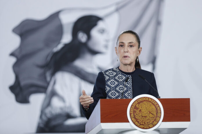 La presidenta de México, Claudia Sheinbaum, habla en una rueda de prensa este martes en Palacio Nacional de la Ciudad de México (México). EFE/Isaac Esquivel
