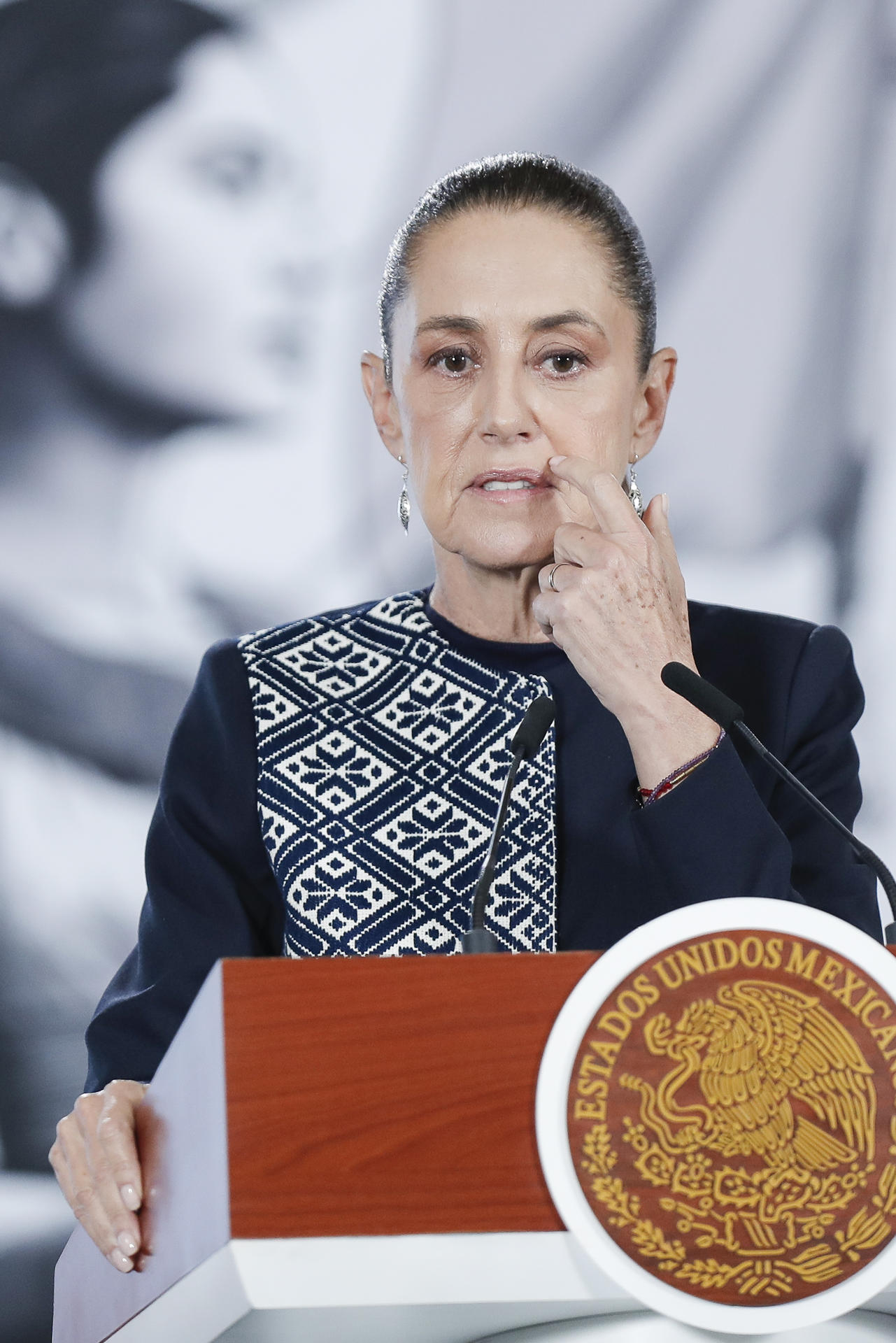 La presidenta de México, Claudia Sheinbaum, habla en una rueda de prensa este martes en Palacio Nacional de la Ciudad de México (México). EFE/Isaac Esquivel
