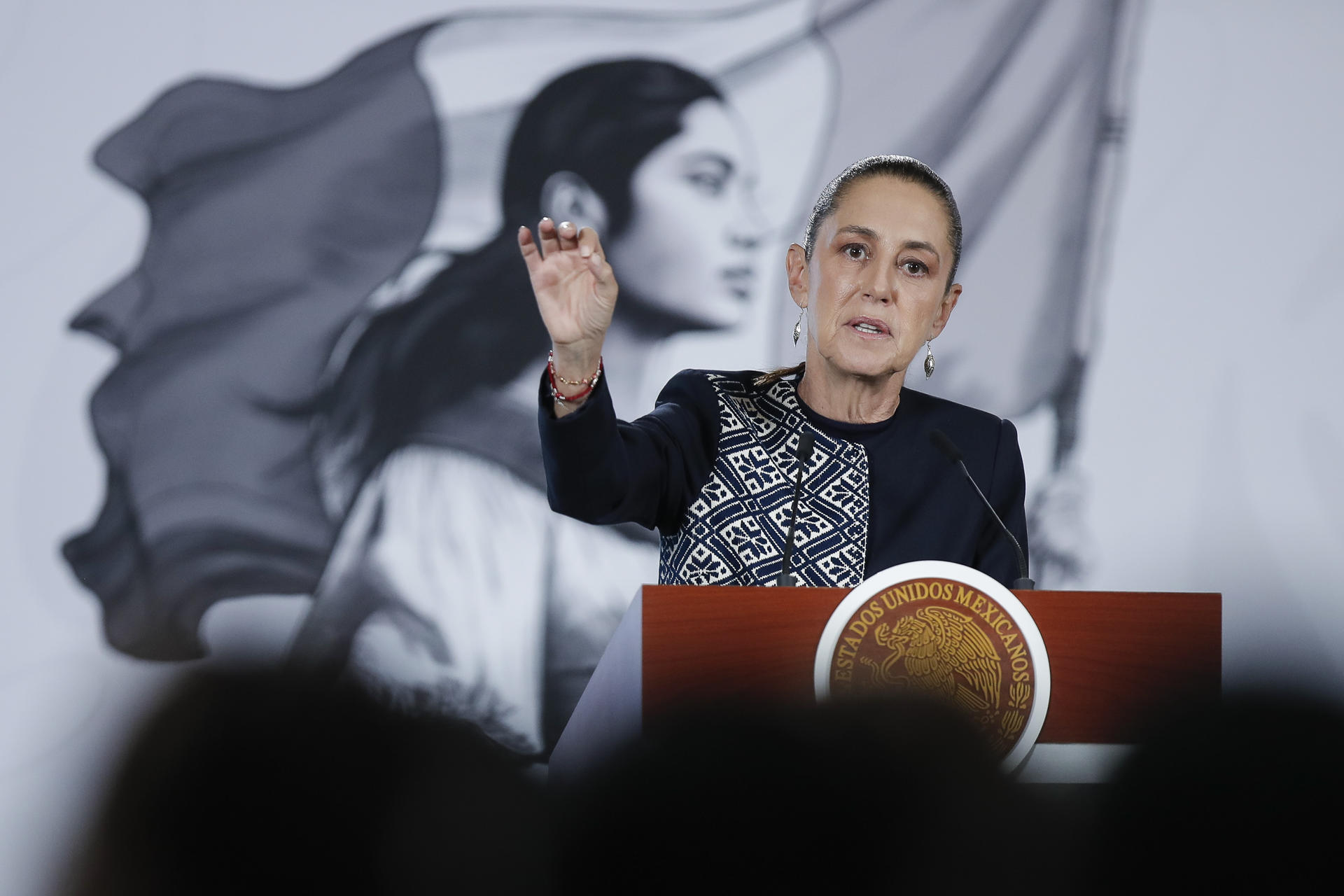 La presidenta de México, Claudia Sheinbaum, habla en una rueda de prensa este martes en Palacio Nacional de la Ciudad de México (México). EFE/Isaac Esquivel
