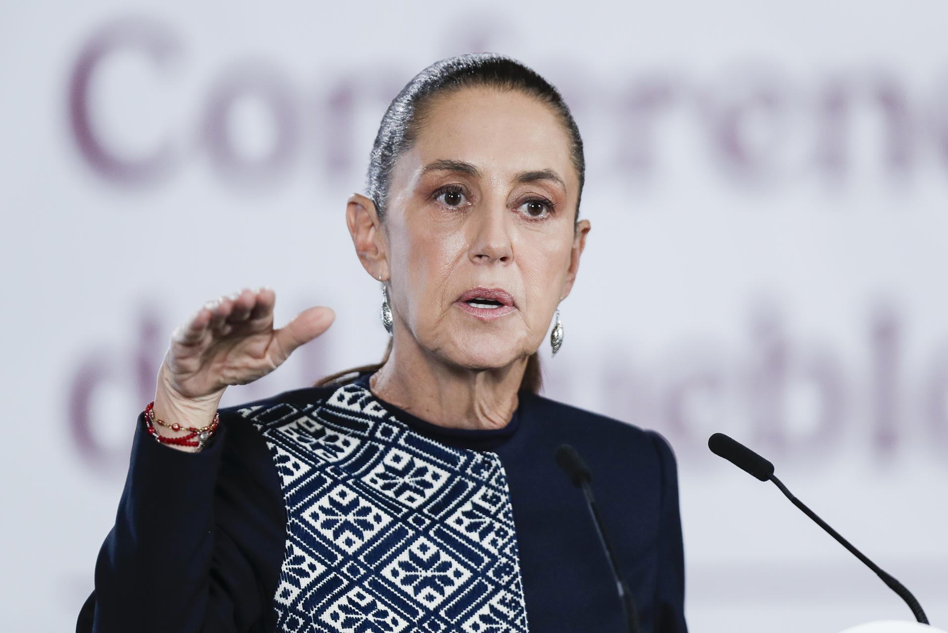 La presidenta de México, Claudia Sheinbaum, habla en una rueda de prensa este martes en Palacio Nacional de la Ciudad de México (México). EFE/Isaac Esquivel
