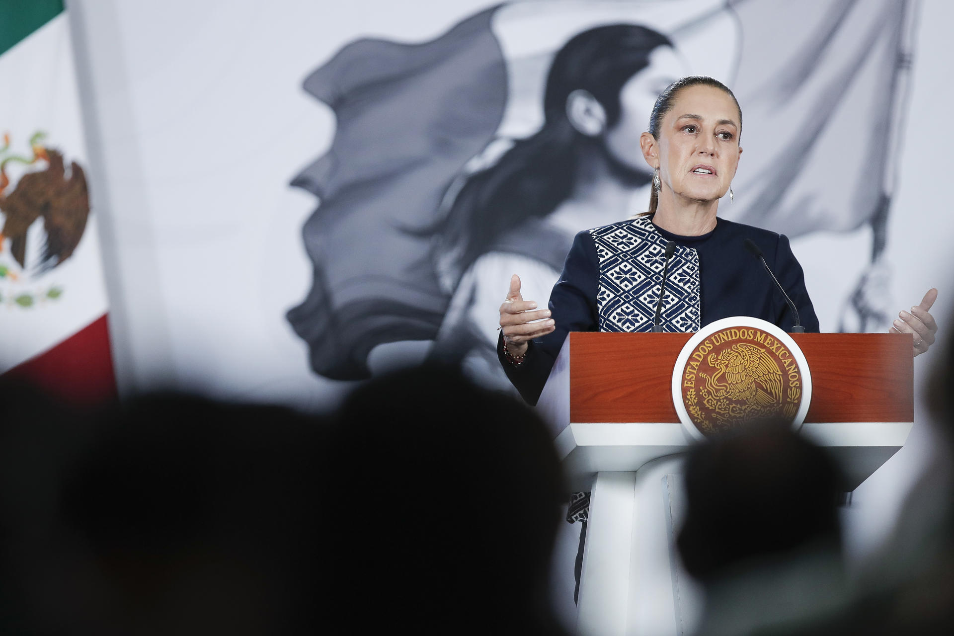 La presidenta de México, Claudia Sheinbaum, habla en una rueda de prensa este martes en Palacio Nacional de la Ciudad de México (México). EFE/Isaac Esquivel
