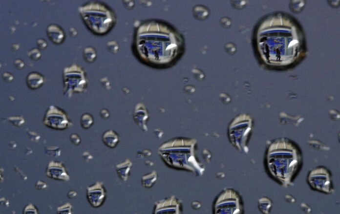 En la imagen de archivo, gotas de lluvia que reflejan una pantalla que muestra información bursátil en Tokio (Japón). EFE/Franck Robichon
