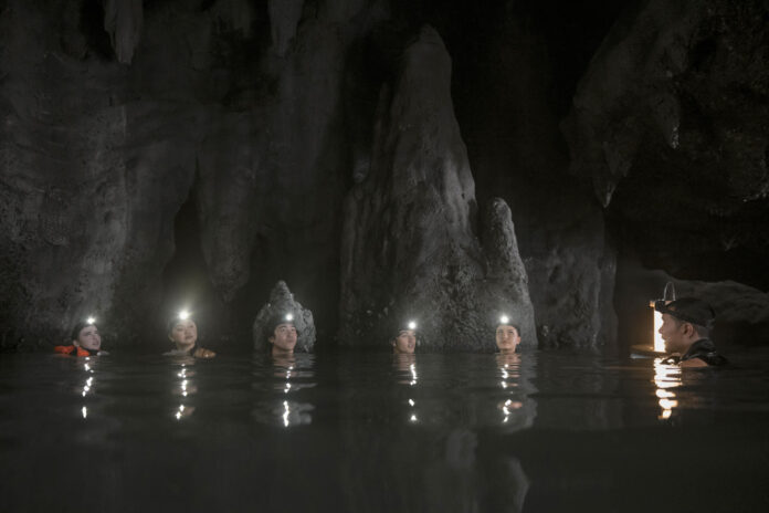Fotografía cedida por Amazon que muestra una escena de la película 'The Devil's Mouth' ('La boca del diablo') un suspense que llevó al límite a su elenco con extenuantes jornadas de más de 13 horas sumergidos en aguas profundas de 12 metros para recrear el acecho de una feroz bestia. EFE/ Jirathit Saengavut/ Amazon
