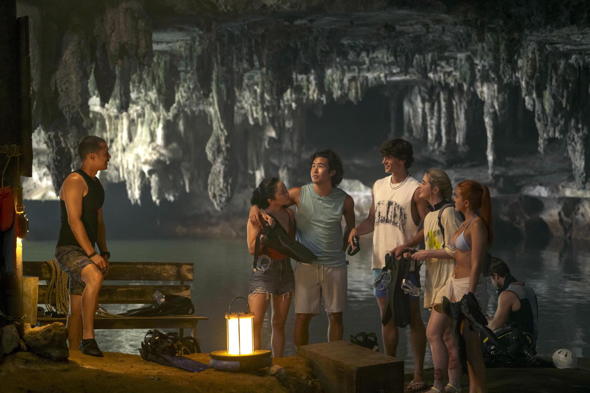 Fotograma cedido por Prime Video donde aparecen (de i a d) Tayme Thapthimthong como Wat, Lana Condor como Kate, Nico Hiraga como James, Gavin Casalegno como Greg, Kathryn Newton como Sara, y Tommi Rose como Adrienne, durante una escena de la película de terror 'The Devil's Mouth' que se estrena este jueves en la plataforma. Unas paradisíacas vacaciones en Tailandia se transforman en una pesadilla claustrofóbica en 'The Devil's Mouth' ('La boca del diablo'), un suspense que llevó al límite a su elenco con extenuantes jornadas de más de 13 horas sumergidos en aguas profundas de 12 metros para recrear el acecho de una feroz bestia. EFE/Jirathit Saengavut/Prime Video /SOLO USO EDITORIAL /NO VENTAS /SOLO DISPONIBLE PARA ILUSTRAR LA NOTICIA QUE ACOMPAÑA /CRÉDITO OBLIGATORIO
