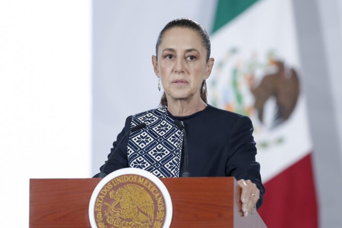 La presidenta de México, Claudia Sheinbaum, habla en una rueda de prensa este martes, en el Palacio Nacional de Ciudad de México (México). EFE/Isaac Esquivel
