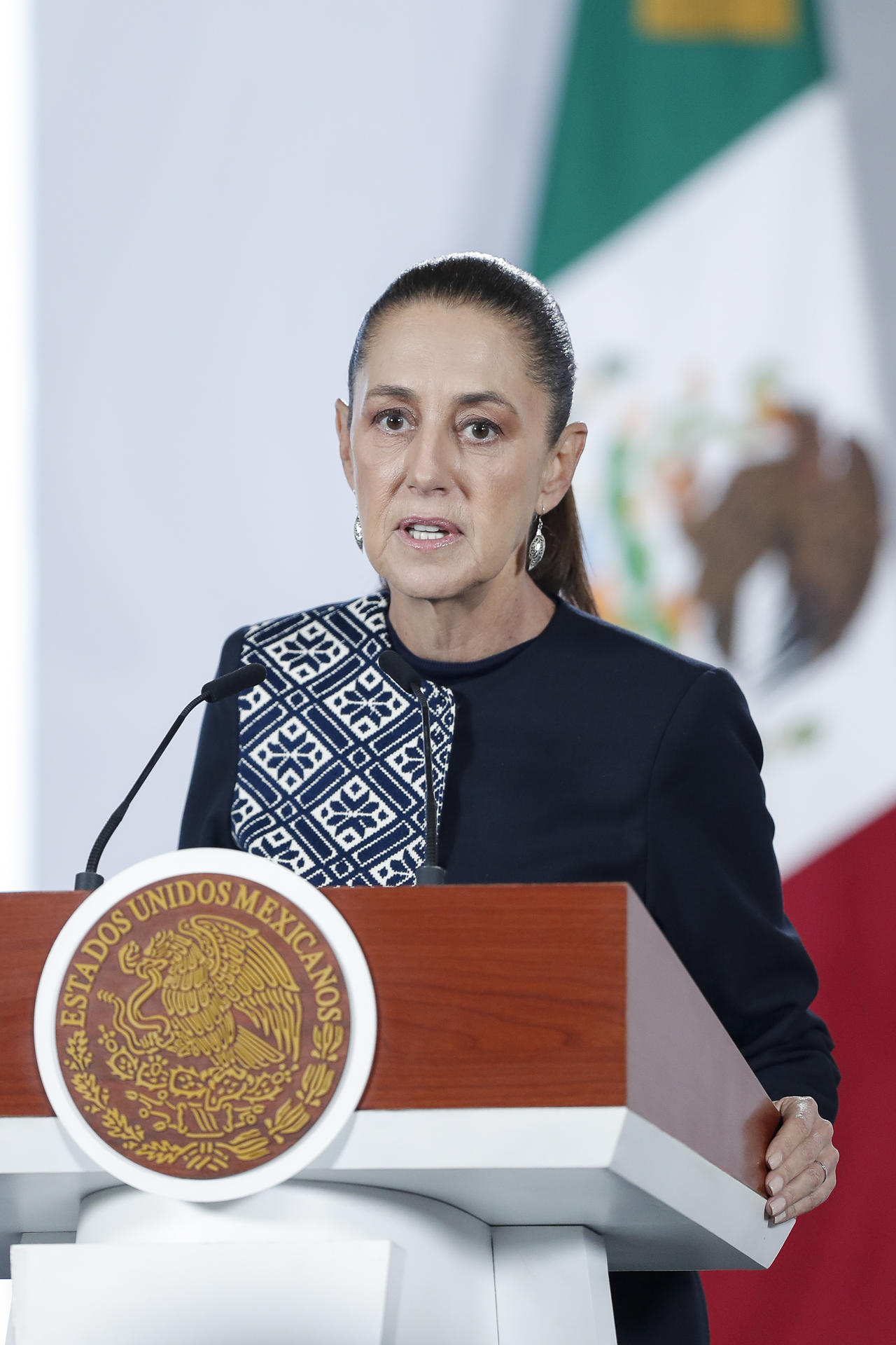 La presidenta de México, Claudia Sheinbaum, habla en una rueda de prensa este martes, en el Palacio Nacional de Ciudad de México (México). EFE/Isaac Esquivel
