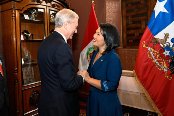Fotografía cedida por el Ministerio de Relaciones Exteriores de Perú que muestra a la presidenta electa, Keiko Fujimori, en una reunión junto al presidente de Chile, José Antonio Kast, antes de su investidura, en el Palacio de Torre Tagle en Lima (Perú). EFE/ Ministerio de Relaciones Exteriores de Perú
