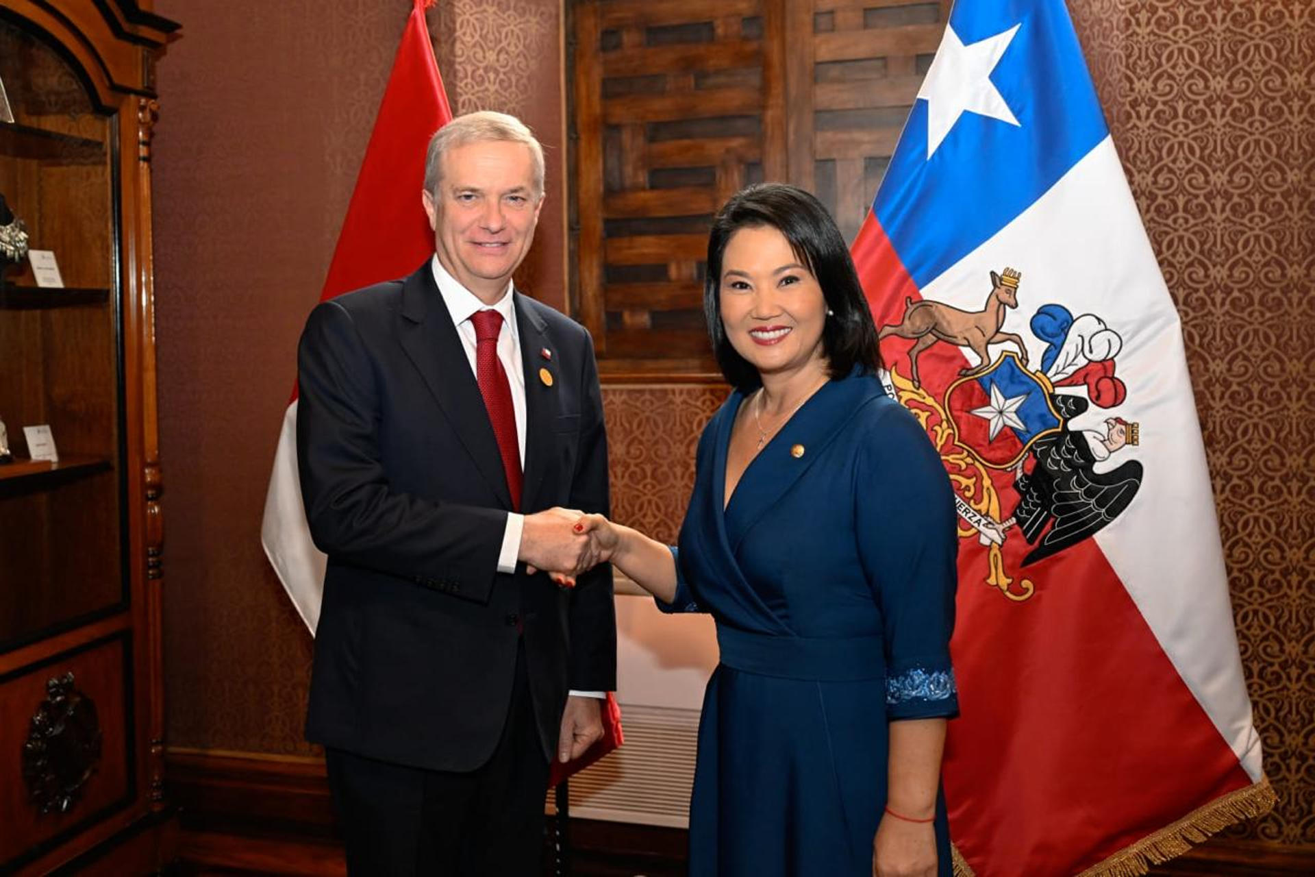 Fotografía cedida por el Ministerio de Relaciones Exteriores de Perú que muestra a la presidenta electa, Keiko Fujimori, en una reunión junto al presidente de Chile, José Antonio Kast, antes de su investidura, en el Palacio de Torre Tagle en Lima (Perú). EFE/ Ministerio de Relaciones Exteriores de Perú
