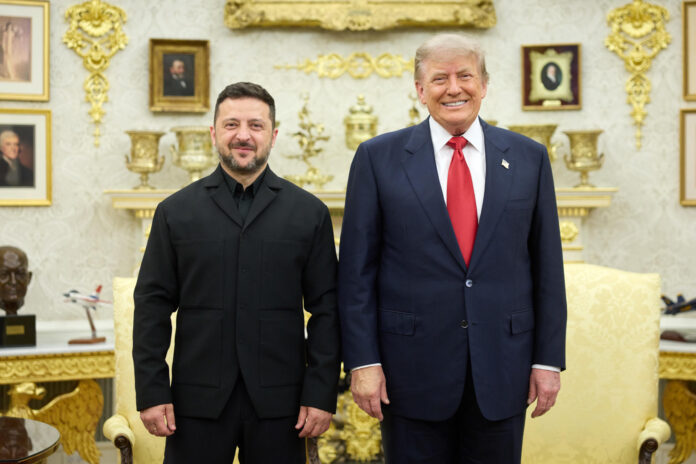 Fotografía difundida en la cuenta en X @ZelenskyyUa del presidente de Ucrania, Volodímir Zelenski (i), de él junto a su homólogo de EE.UU., Donald Trump, este martes, en una reunión donde dialogaron sobre la autorización de Washington para que Kiev fabrique por su cuenta sistemas de misiles estadounidenses Patriot, en la Casa Blanca en Washington (EE.UU.). EFE/@ZelenskyyUa
