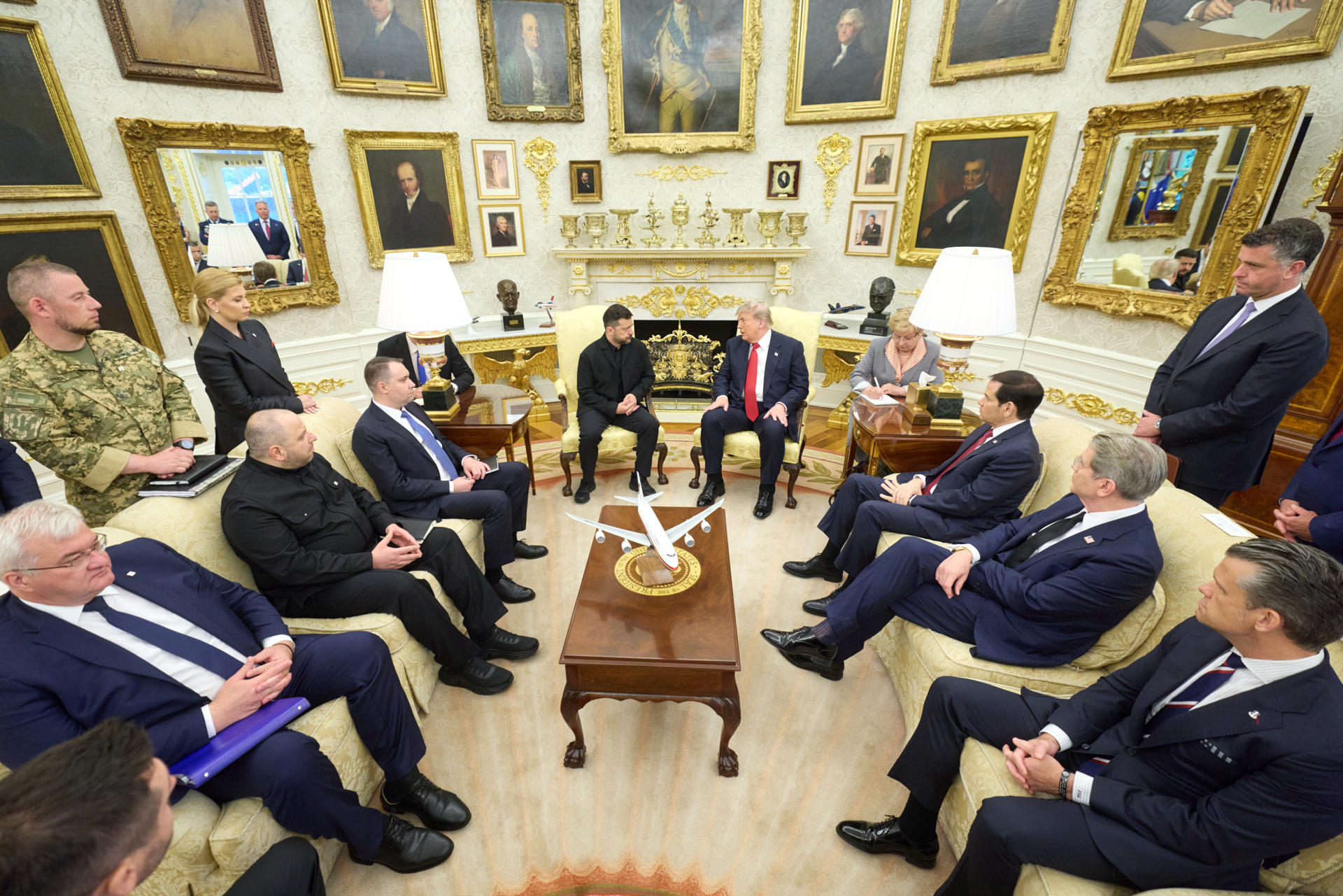 Fotografía difundida en la cuenta en X @ZelenskyyUa del presidente de Ucrania, Volodímir Zelenski (c-i), de él junto a su homólogo de EE.UU., Donald Trump, este martes, en una reunión donde dialogaron sobre la autorización de Washington para que Kiev fabrique por su cuenta sistemas de misiles estadounidenses Patriot, en la Casa Blanca en Washington (EE.UU.). EFE/@ZelenskyyUa
